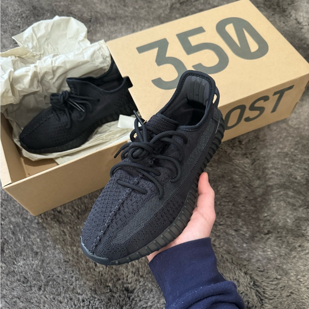 NWT Men's Black Yeezy 350 boost Sneakers in box